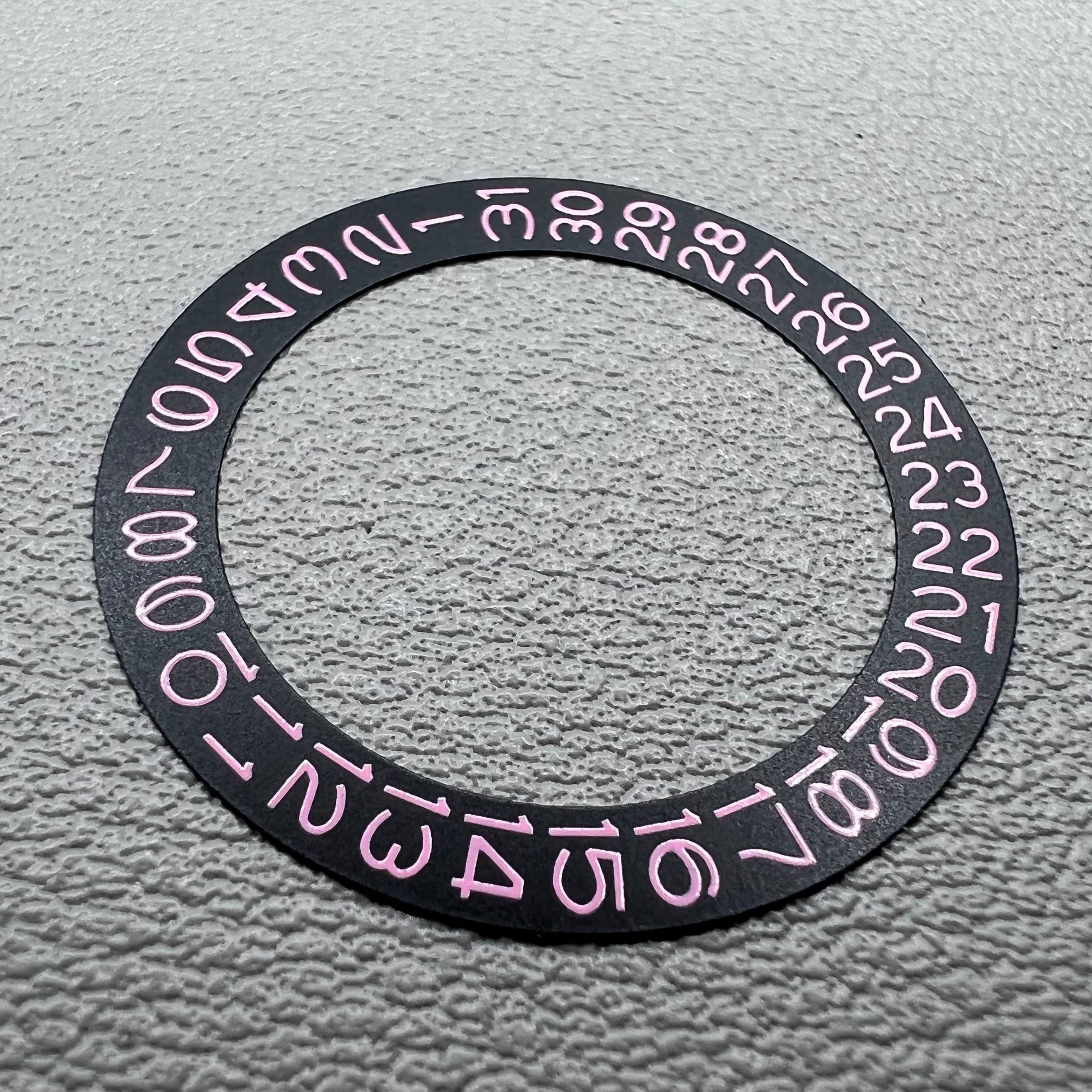 Black Background Light Pink Character Date Disk Date Wheel Overlay for NH35 NH36