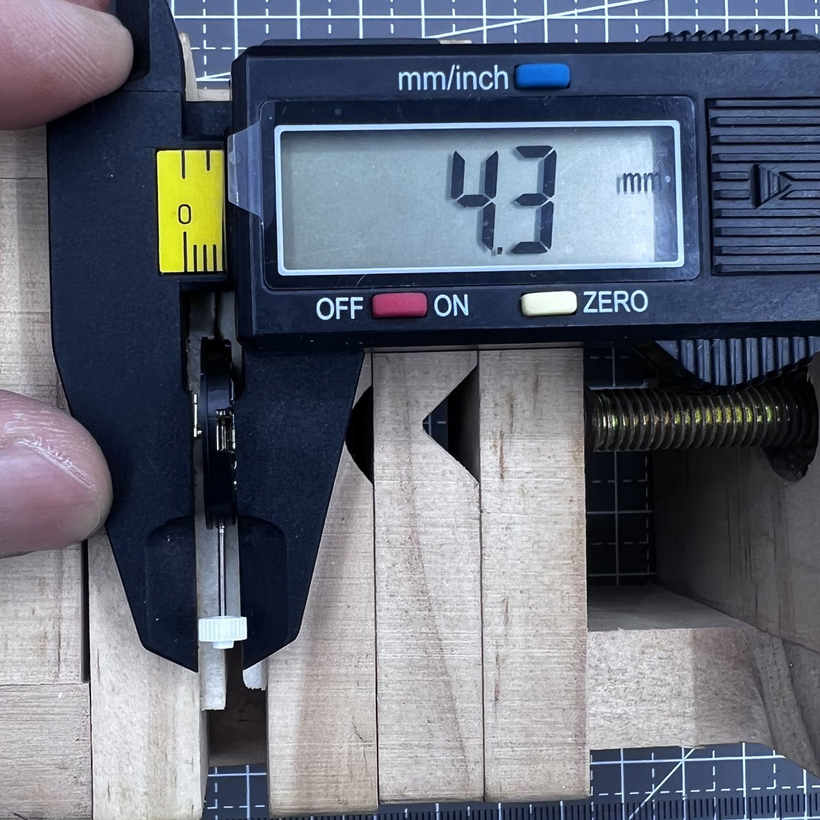 Swiss Ronda 585 Quartz Watch Movement Normal Height Date At 6