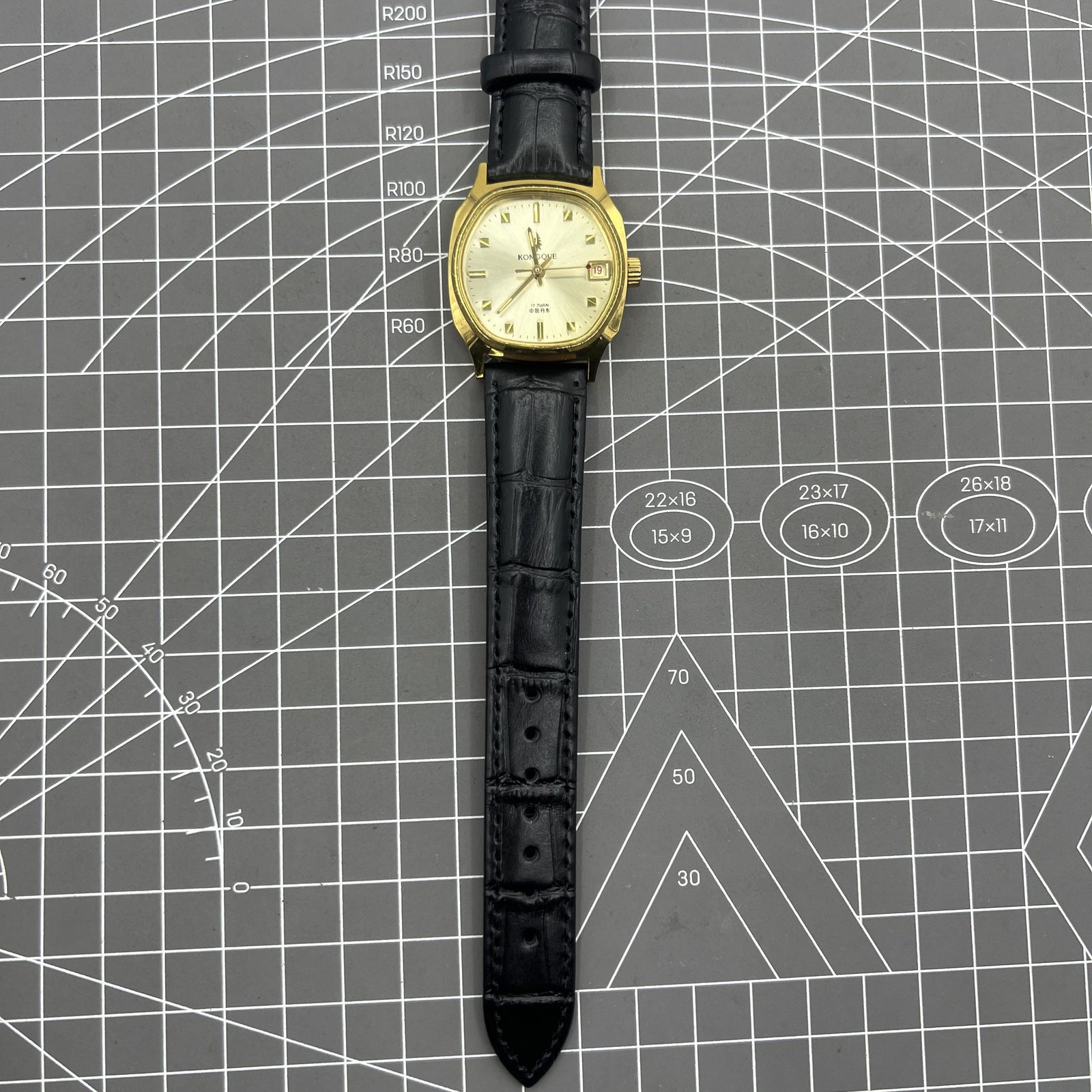 Black Dandong Manual Mechanical Watch 17 Jews Single Calendar Golden Dial