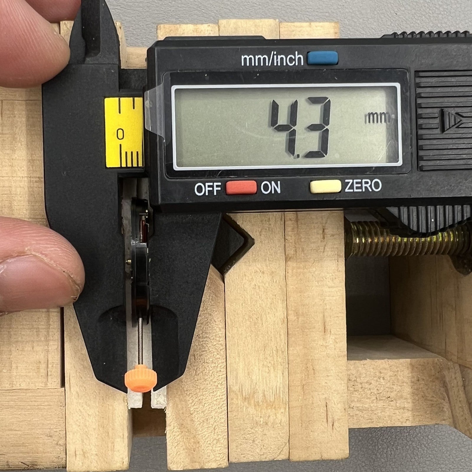 Swiss Ronda 507 Quartz Watch Movement 3 Hands Day Date Date@3