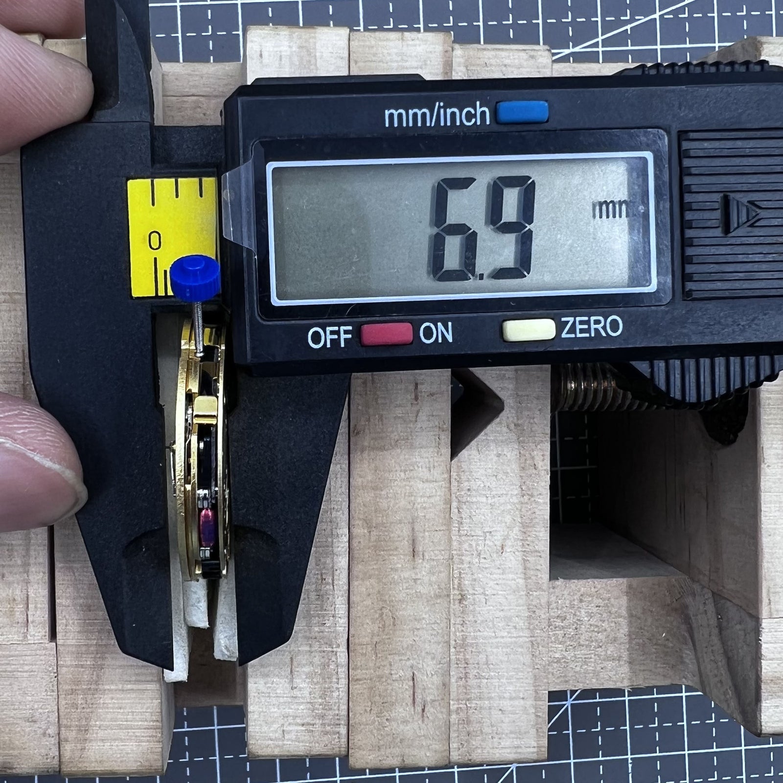 Swiss Ronda 4210B 4210.B Golden Quartz Watch Movement Swiss Movement