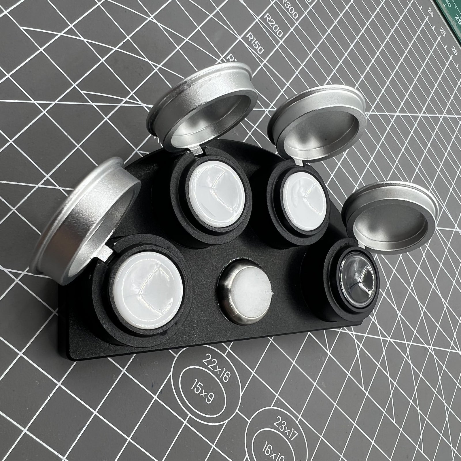 High Quality Die-Cast Alloy Oil Cups Stand with 4 Containers and Black Ceramic