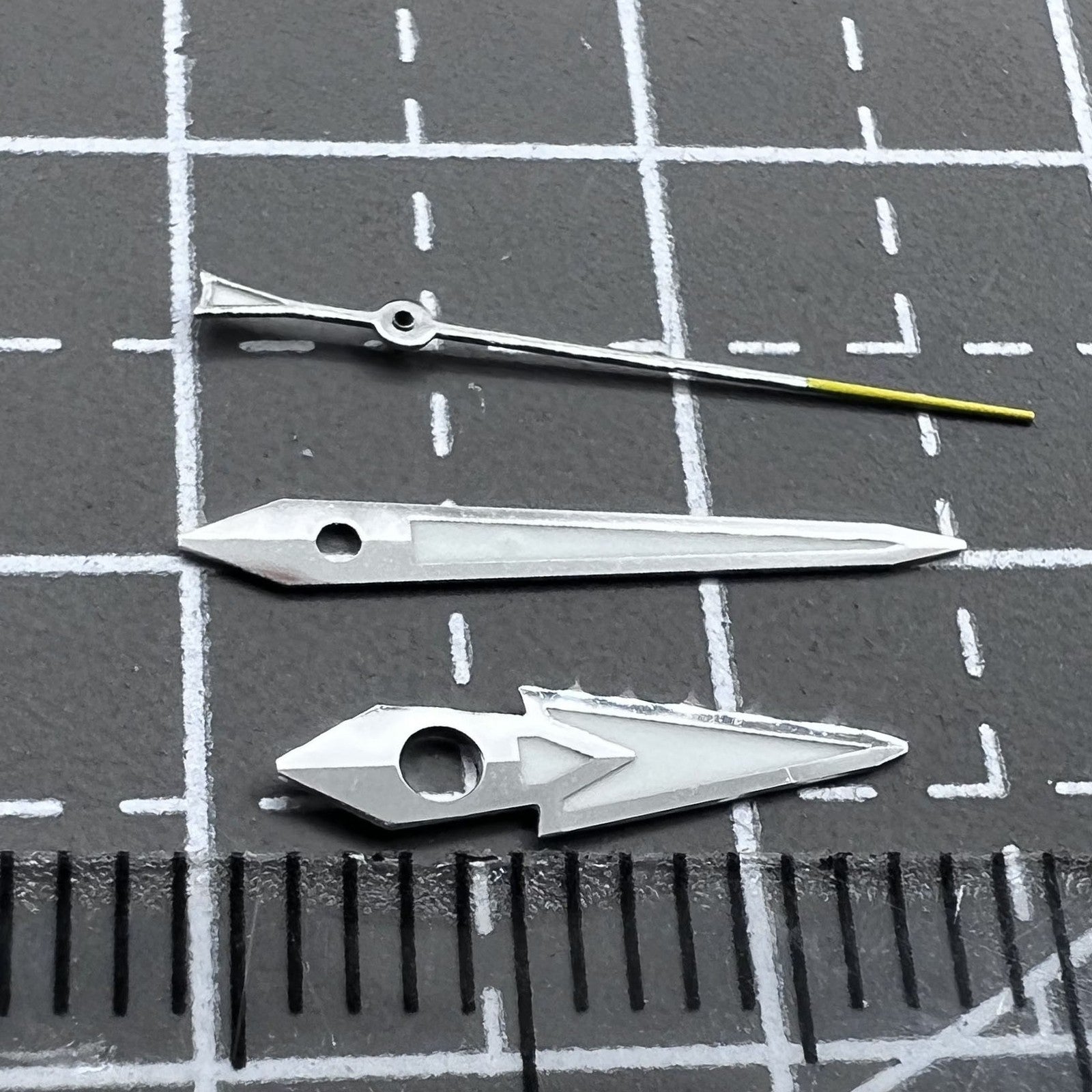 2 Sets/Pack C3 Luminous Silver Trim Yellow Pointed Second Hand for NH36 Movement