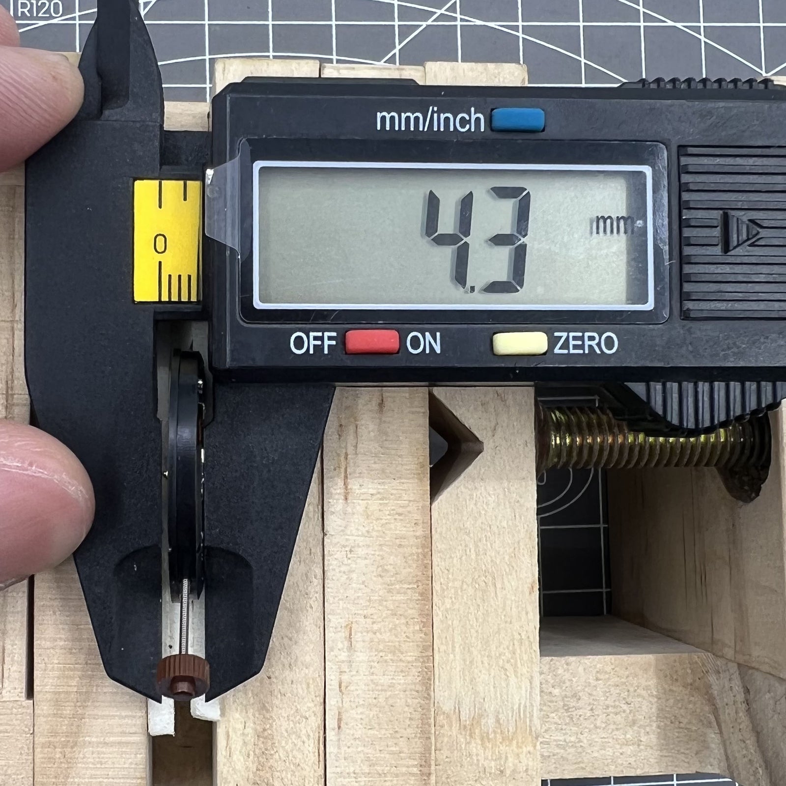 Ronda 517 Quartz Watch Movement English & Chinese Day Date At 3 Movement