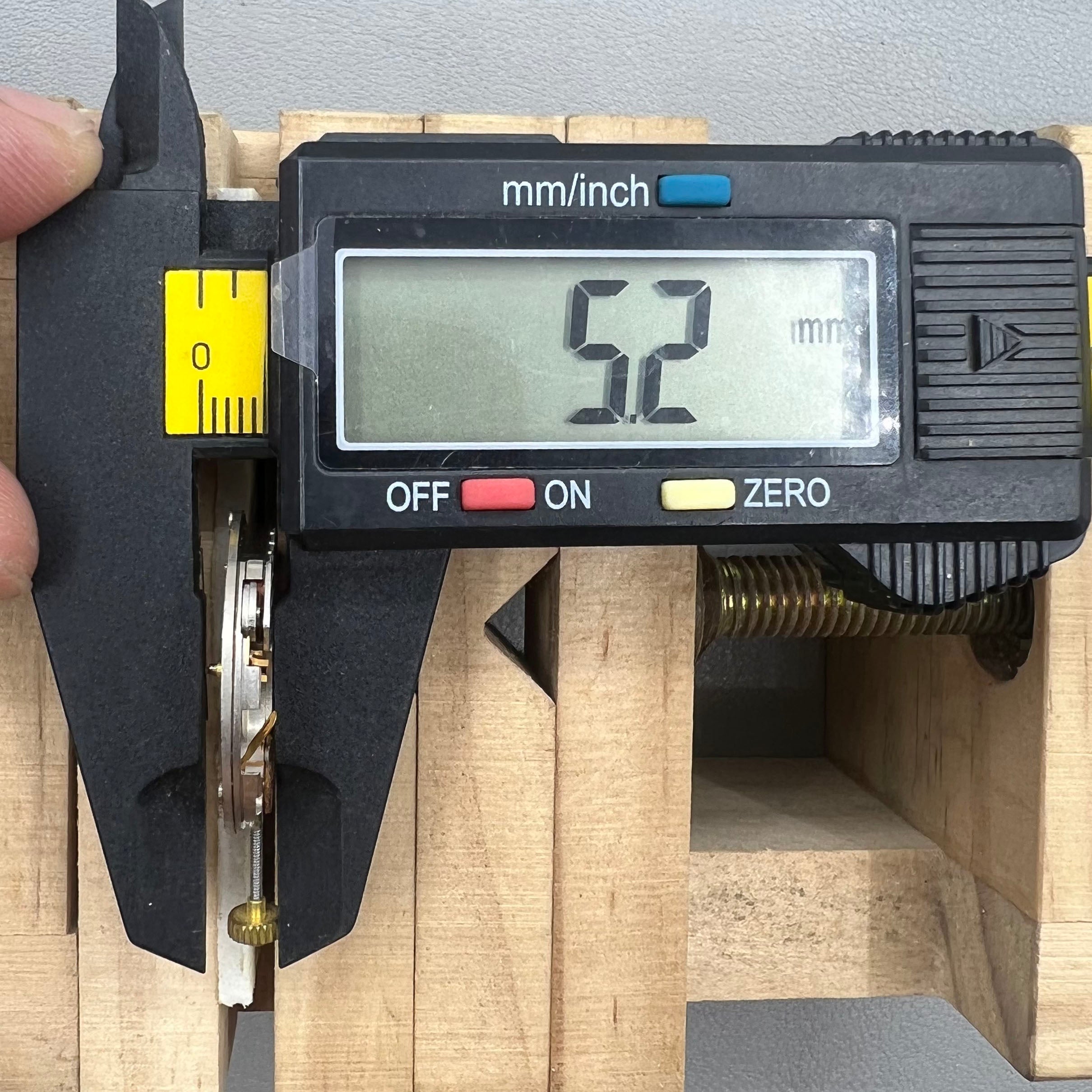 Working New Swiss P-2460 Quartz Watch Movement 3 Hands