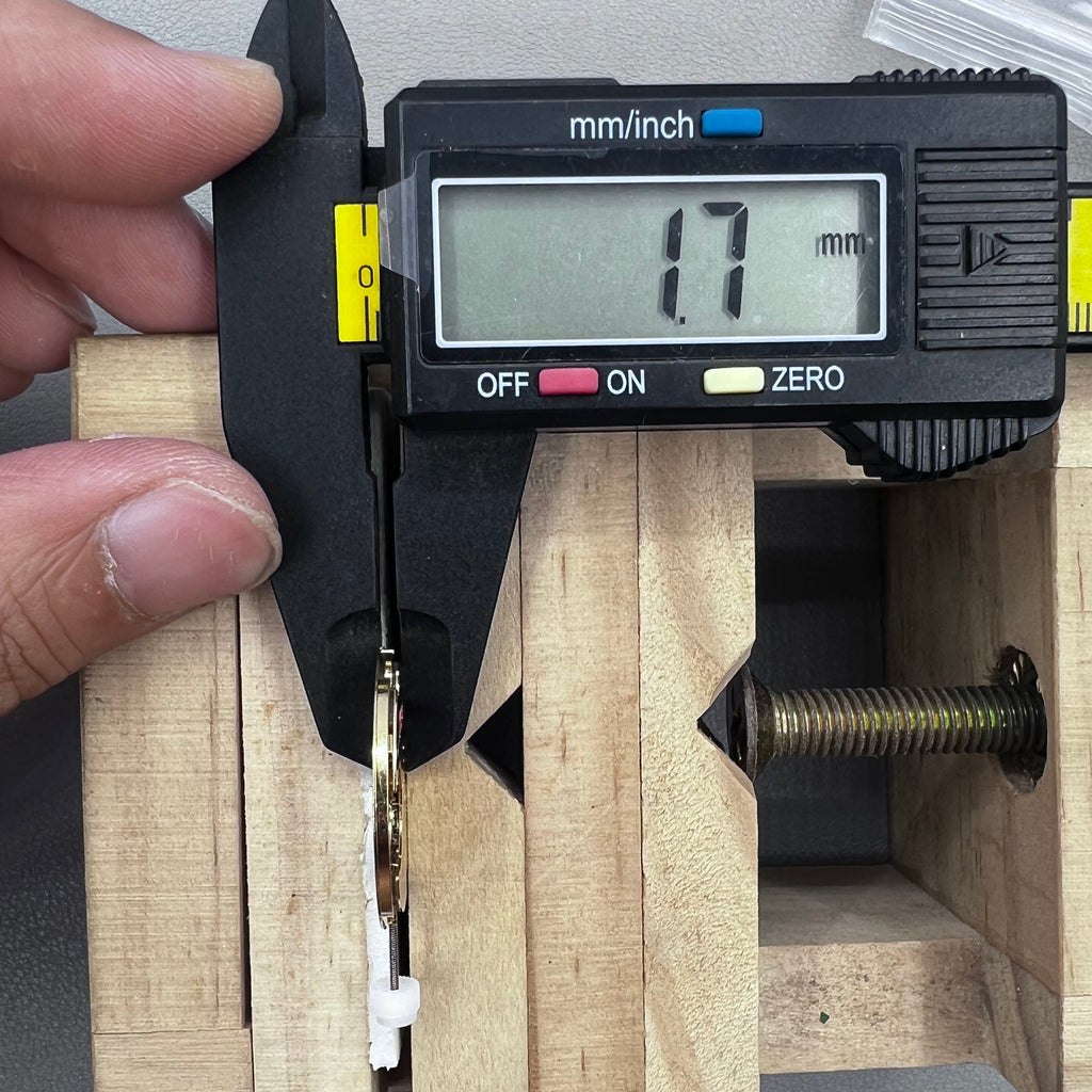 Swiss ETA E64.111 Watch Quartz Movement 3 Hands Date@3