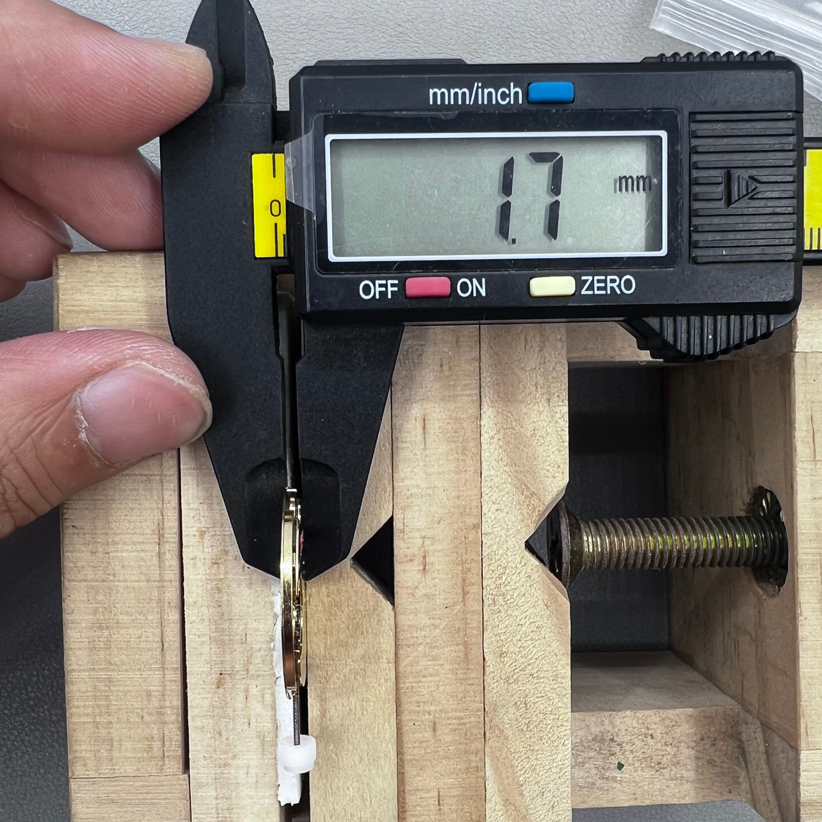 Swiss ETA E64.111 Watch Quartz Movement 3 Hands Date@3