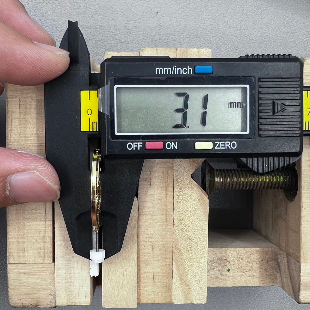 Swiss ETA E64.111 Watch Quartz Movement 3 Hands Date@3