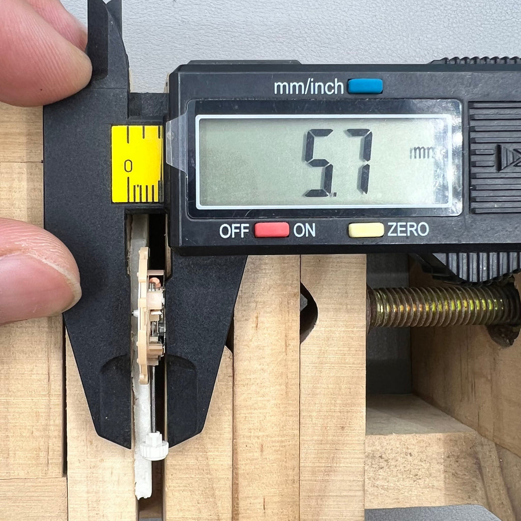 Sunon SP28 3 Hands with Date Quartz Watch Movement Date@6