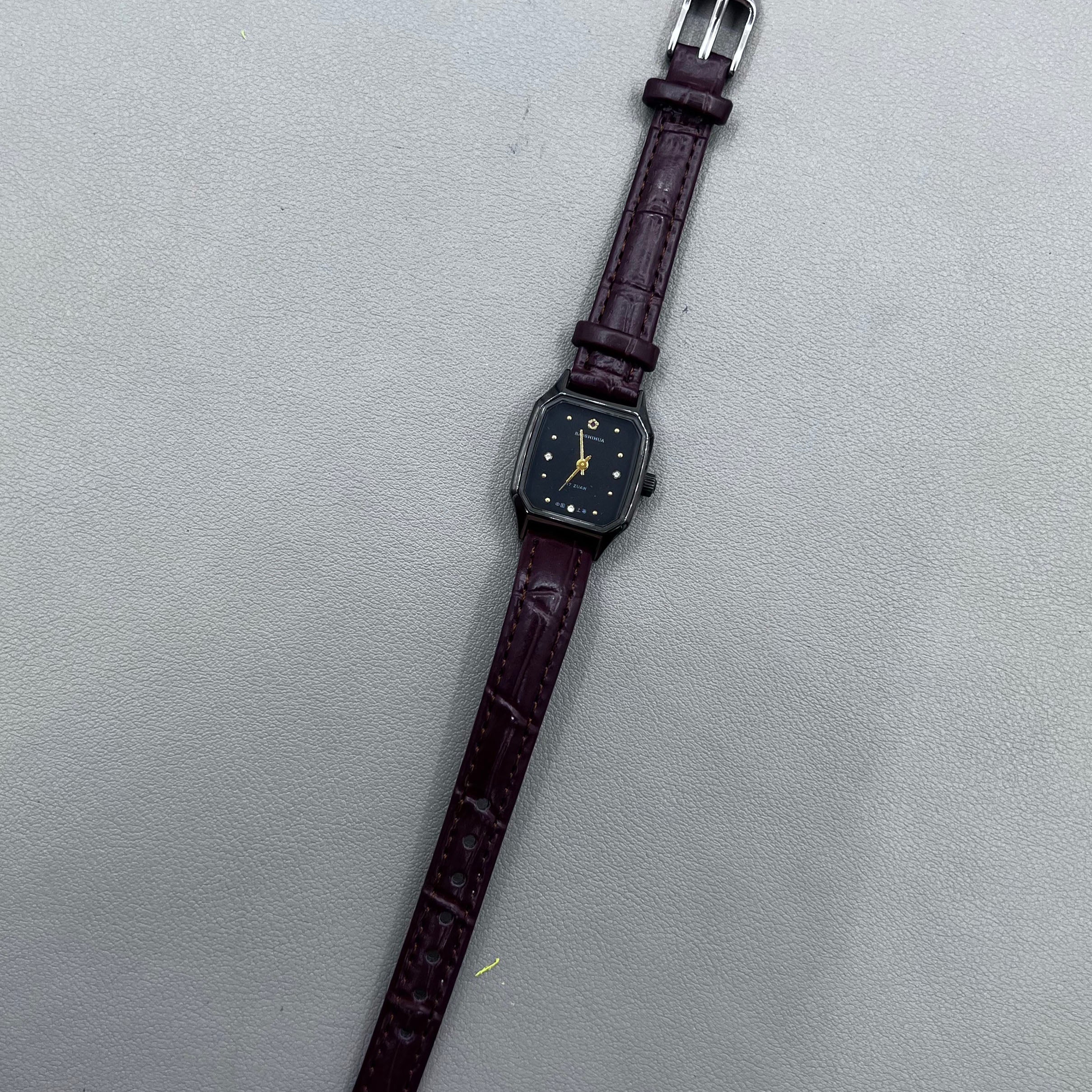 33mm Dandong Manual Mechanical Watch Golden Dial Golden Square Case 17 Jews